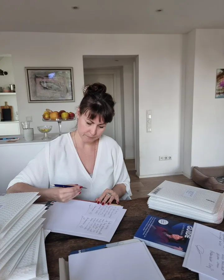 Carmen Brablec signiert den Branding-Guide