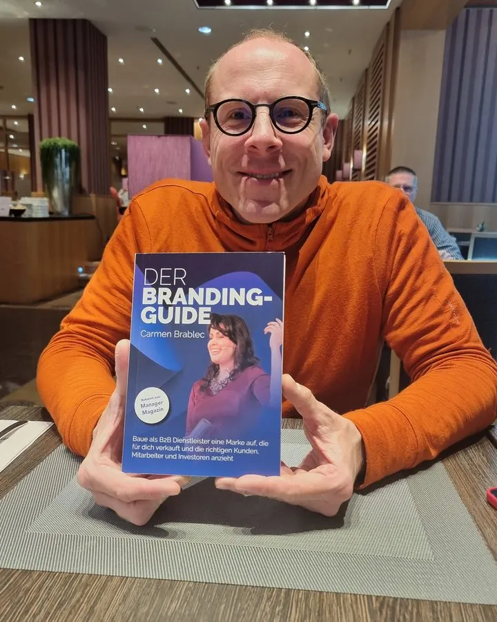 Leser mit dem Branding-Guide