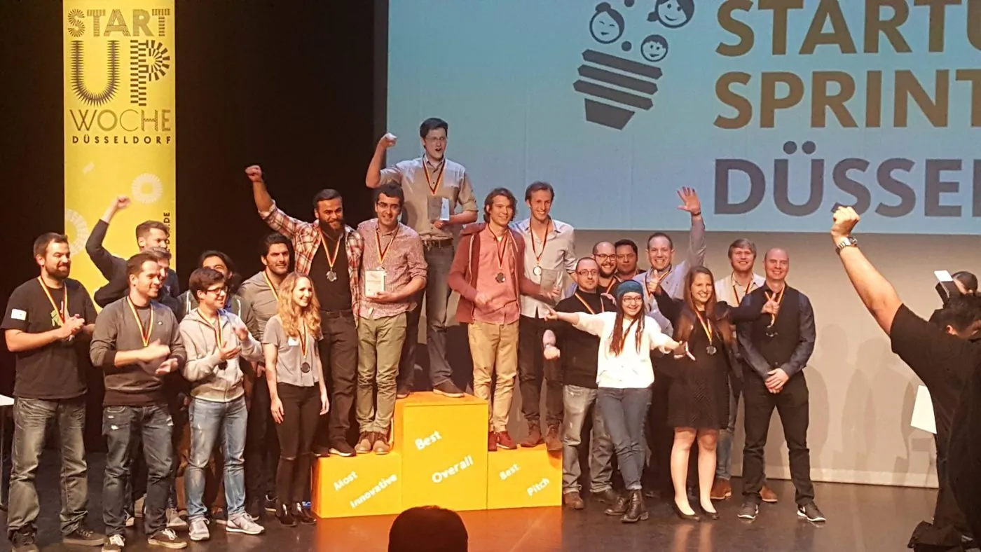 Die Siegerteams auf der Bühne des Startup Sprint Düsseldorf
