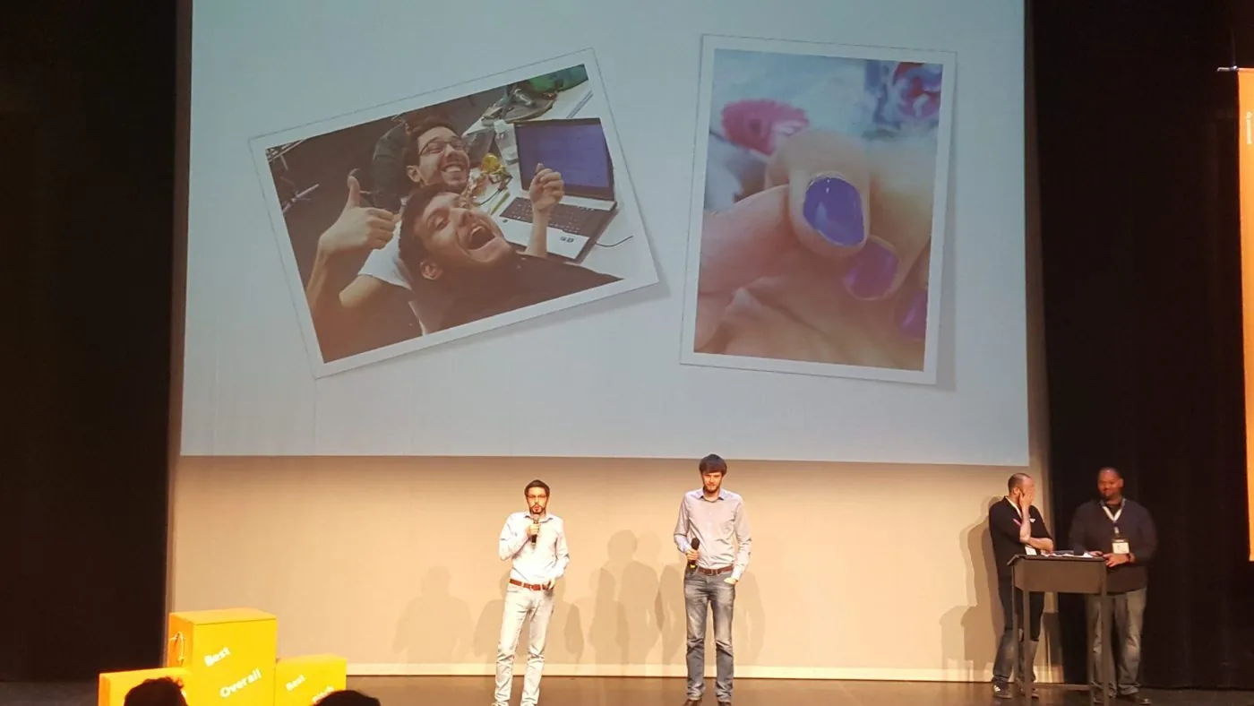 Team One line beim Pitch auf der Bühne