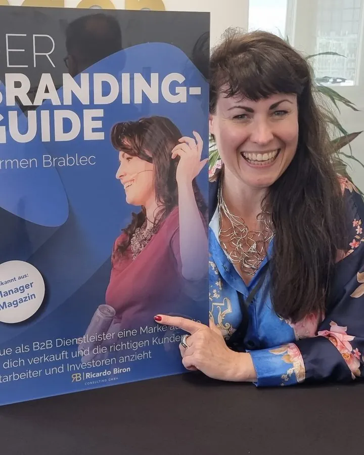 Carmen Brablec mit dem Branding-Guide