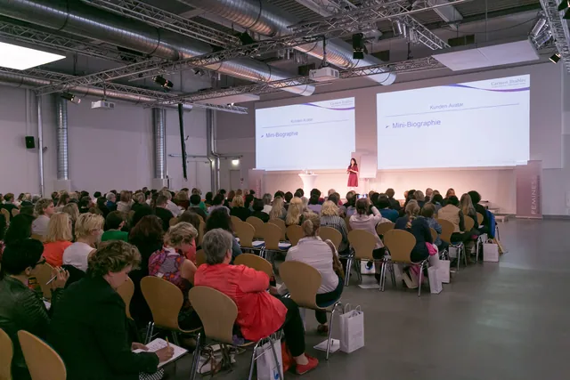 Carmen Brablec bei einem Vortrag vor großem Publikum