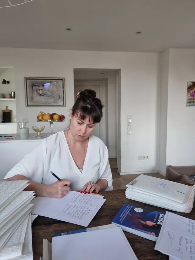 Carmen Brablec signiert den Branding-Guide